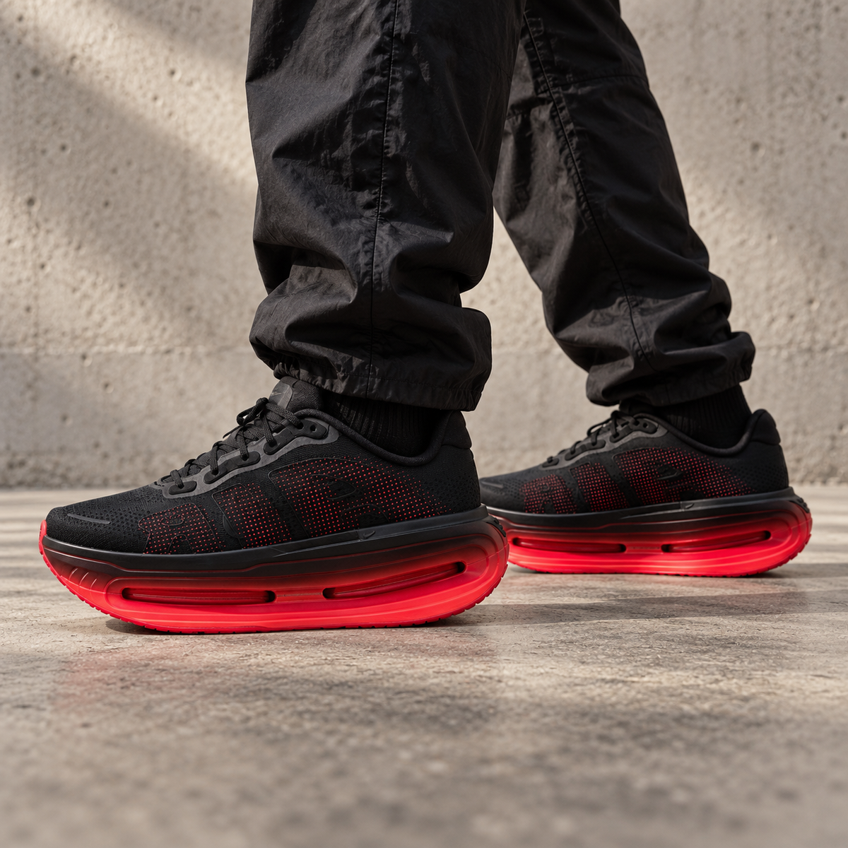 Nike Vomero Premium Black Bright Crimson - vista 5